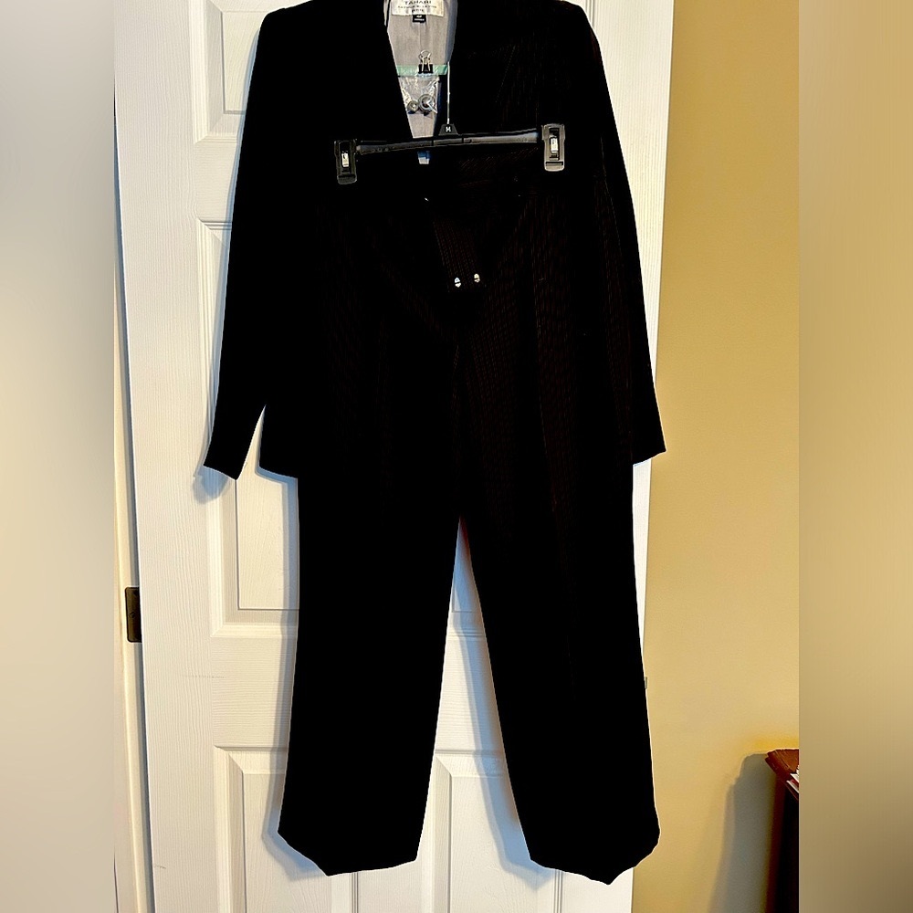 Ladies 2 pcs Black Pinstriped suit Tahari (Arthur S Levine) Size 10P;